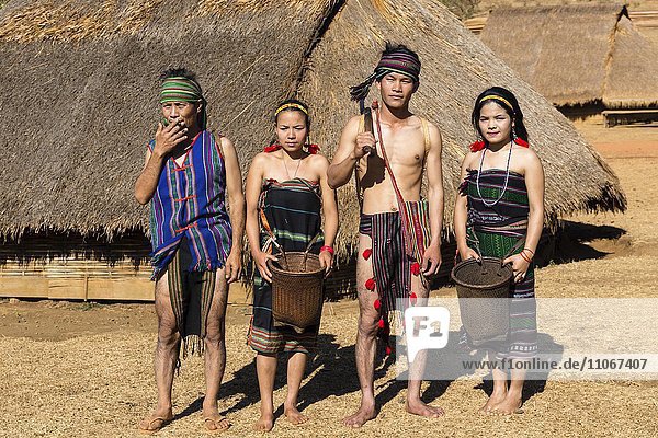 Einheimische Phnong Leute in traditioneller Kleidung  Ethnische Minderheit  Pnong  Bunong  Senmonorom  Sen Monorom  Provinz Mondulkiri  Kambodscha  Asien