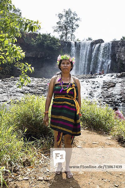 Phnong Fau posiert für Touristen am Bousra Wasserfall  Bunong  Bou Sra bei Senmonorom  Sen Monorom  Provinz Mondulkiri  Kambodscha  Asien