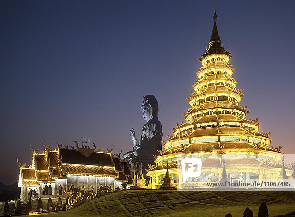 Beleuchteter Wat Huay Pla Kang Tempel in der Dämmerung  riesige Guan Yin Statue  Kuan Yin  Chiang Rai  Nordthailand  Thailand  Asien