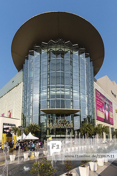 Siam Paragon Einkaufszentrum mit Brunnen vor der Glasfassade  Rama I Road  Bangkok  Thailand  Asien