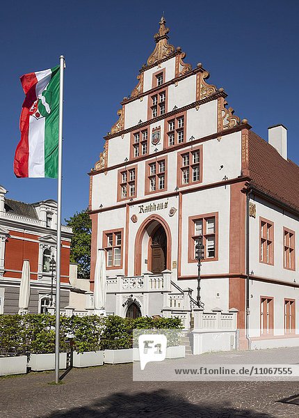 Rathaus mit Flagge von Nordrhein-Westfalen  Bad Salzuflen  Nordrhein-Westfalen  Deutschland  Europa