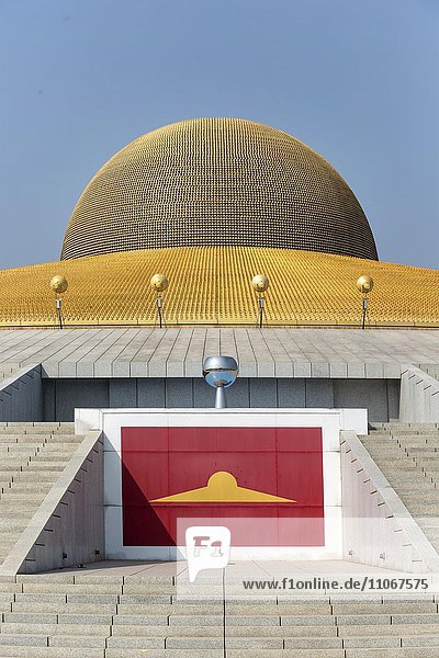 Mahadhammakaya Cetiya Chedi des Wat Phra Dhammakaya Tempel mit Logo der Dhammakaya Bewegung  Amphoe Khlong Luang  Pathum Thani  Bangkok  Thailand  Asien
