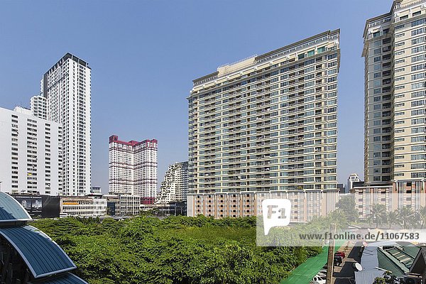 Kondominium und Eigentumswohnungen  Wohnblöcke an der Ratchathewi BTS Station  Bangkok  Thailand  Asien