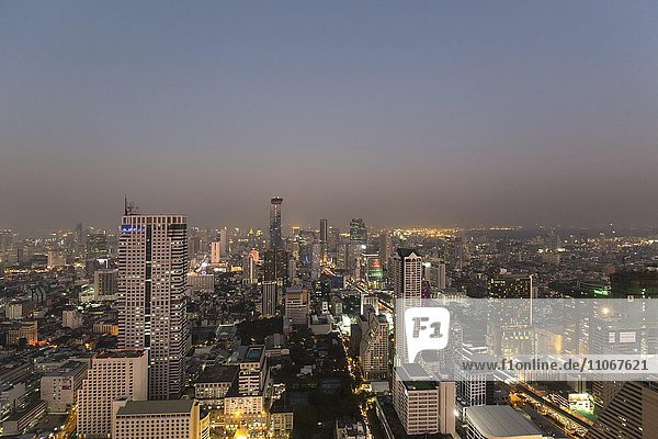 Panoramablick von der Sky Bar des Lebua State Tower auf den Bang Rak und Silom oder Sathon Bezirk  Dämmerung  Bangkok  Thailand  Asien