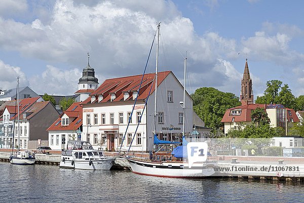 Boote im Hafen  Ueckermünde  Stettiner Haff  Mecklenburg-Vorpommern  Deutschland  Europa