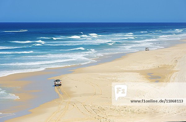 Allrad-Fahrzeuge am Strand  Seventy-Five Mile Beach  75 Mile Beach  Great Sandy National Park  Fraser Island  Queensland  Australien  Ozeanien