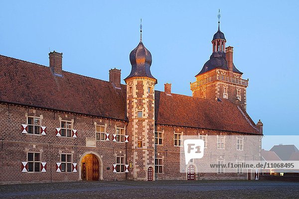 Schloss Raesfeld  Hofseite mit Westflügel und Sterndeuterturm  Westmünsterland  Münsterland  Nordrhein-Westfalen  Deutschland  Europa