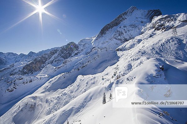 Garmisch Classic Skigebiet im Winter  hinten Alpspitze  Wettersteingebirge  Garmisch-Partenkirchen  Oberbayern  Bayern  Deutschland  Europa