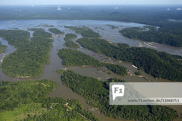 Luftbild  Flusslandschaft  kleine Inseln im Fluss Rio Tapajos im Amazonas-Regenwald  geplanter Staudamm Sao Luiz do Tapajos  Distrikt Itaituba  Bundesstaat Pará  Brasilien  Südamerika