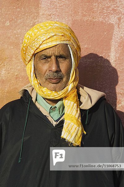 Portrait eines Berber-Mannes in den westlichen Ausläufern des Antiatlas  Marokko  Afrika