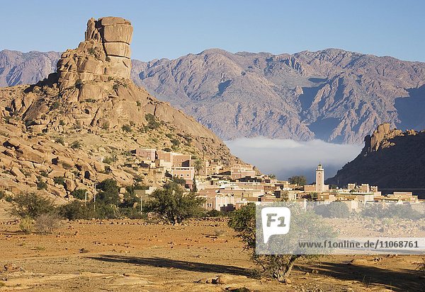 Das Dorf Agard-Oudad am Fuße der berühmten Felsformation Chapeau de Napoléon  Jebel El Kest und Tal der Ammeln dahinter  Antiatlas  Marokko  Afrika