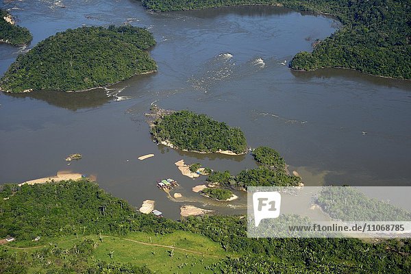 Luftbild  Flöße von Goldsuchern oder Garimpeiros im tropischen Fluß Rio Tapajos im Amazonas-Regenwald  Distrikt Itaituba  Bundesstaat Pará  Brasilien  Südamerika
