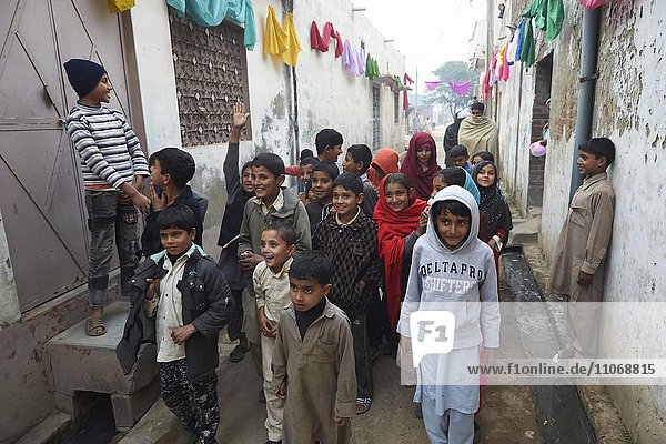 Kinder auf der Strasse  Mahey  Pakistan  Asien