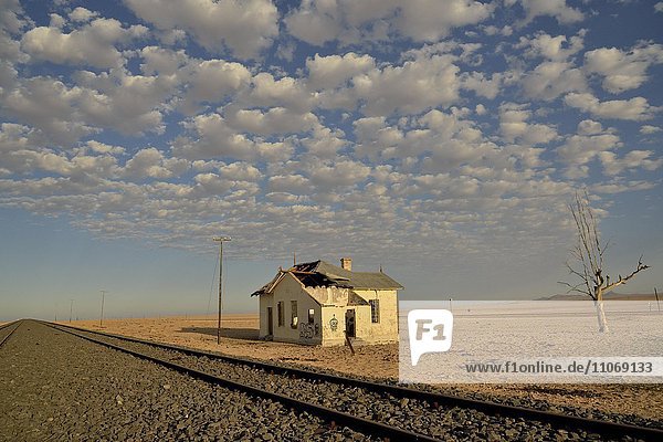 Verfallenes Haus an Bahngleisen  ehemalige deutsche Bahnstation von Garub  bei Aus  Karas Region  Namibia  Afrika