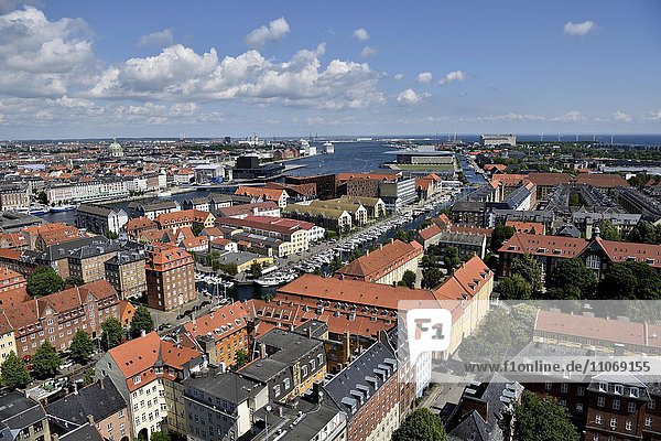 Ausblick vom Turm der evangelisch-lutherischen Erlöserkirche  Vor Frelsers Kirke  über die Altstadt und Hafen  Kopenhagen  Dänemark  Europa
