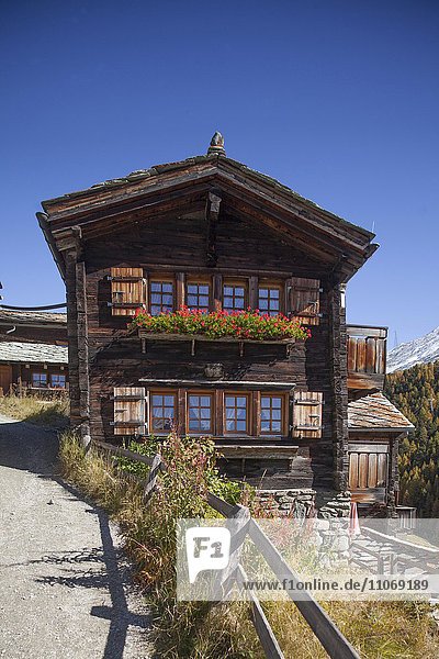 Walliser Holzhäuser im Bergdorf Findeln  Zermatt  Wallis  Schweiz  Europa