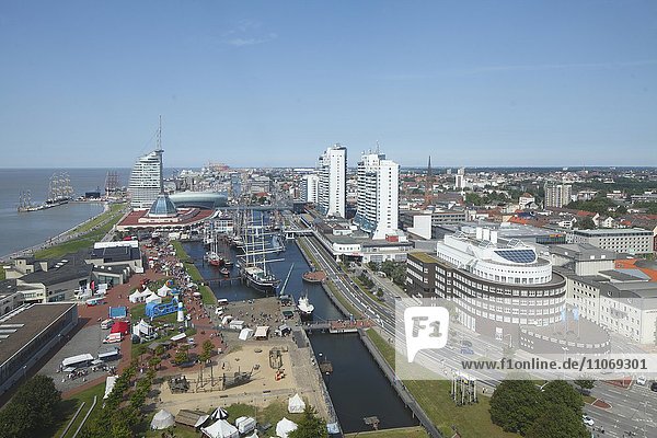 Ausblick vom Radarturm mit Havenwelten und Columbuscenter bei Sail 2015  Bremerhaven  Deutschland  Europa