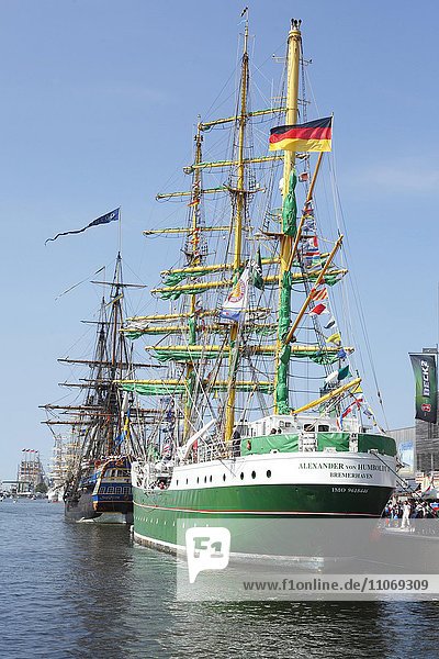Hotel- und Gastronomieschiff Alexander von Humboldt II im Neuen Hafen bei Festival Sail 2015  Bremerhaven  Bremen  Deutschland  Europa