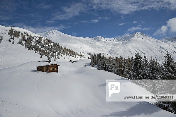 Berghütten am Tscheyeck mit Großem Schafkogel  Nauders am Reschenpass  Tirol  Österreich  Europa