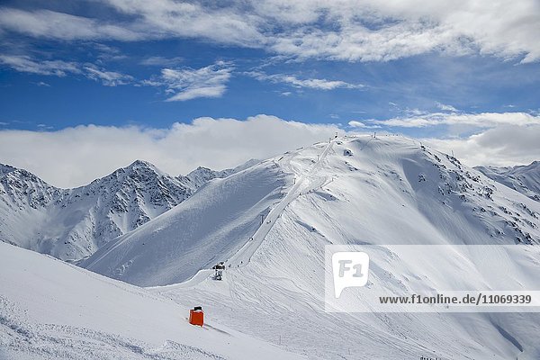 Skilift im Skigebiet Nauders mit Gueserkopf  Nauders am Reschenpass  Tirol  Oesterreich