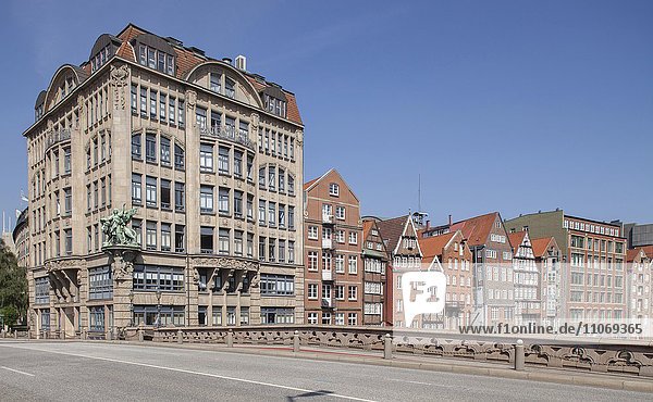 Historische Bürgerhäuser und Haus der Seefahrt in der Deichstraße am Nikolaifleet  Hamburg  Deutschland  Europa