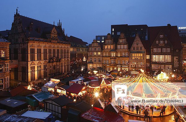 Weihnachtsmarkt am Marktplatz mit Haus Schütting  Marktplatz bei Abenddämmerung  Bremen  Deutschland  Europa