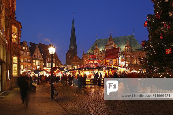 Old Town Hall and Christmas market on the Market Square at dusk  Bremen  Germany  Europe