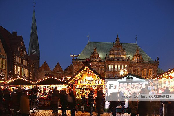 Altes Rathaus und Weihnachtsmarkt am Marktplatz bei Abenddämmerung  Bremen  Deutschland  Europa
