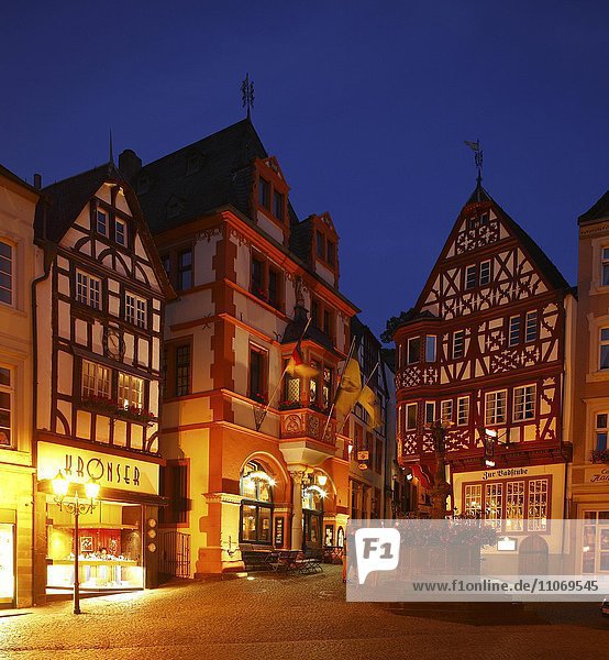 Marktplatz mit Rathaus und Michaelsbrunnen in der Altstadt von Bernkastel bei Abenddämmerung  Bernkastel-Kues  Rheinland-Pfalz  Deutschland  Europa