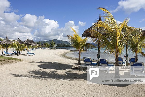 Strand mit Palmen und Liegestühlen  Le Preskil Beach Resort  Mahebourg  Maurititus