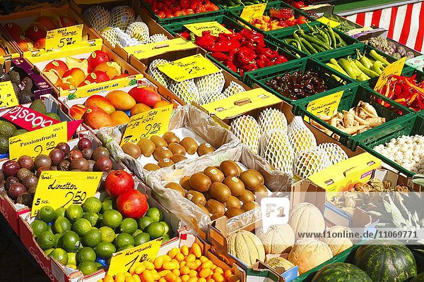 Frisches Obst und Gemüse auf einem Marktstand  Bremen  Deutschland  Europa