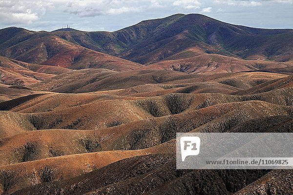 Ausblick vom Mirador Astronómico de Sicasumbre nach Norden auf die kahlen Berge rund um Pajara  Fuerteventura  Kanarische Inseln  Spanien  Europa