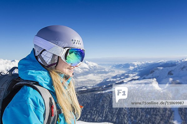 Skifahrerin  Freeriderin mit Skibrille und Helm blickt in die Ferne  hinten Inntal  Axamer Lizum  Tirol  Österreich  Europa
