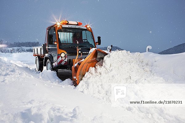 Schneeräumer  Transporter bei der Schneeräumung  Winterdienst  Inntal  Kufstein  Tirol  Österreich  Europa