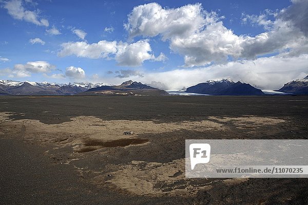 Lavasandebene Skeidararsandur bei Skaftfell  hinten Berge und Gletscher Vatnakökull  Südisland  Island  Europa