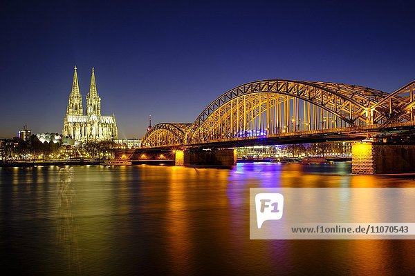 Kölner Dom mit Hohenzollernbrücke über den Rhein  Abenddämmerung  Köln  Nordrhein-Westfalen  Deutschland  Europa