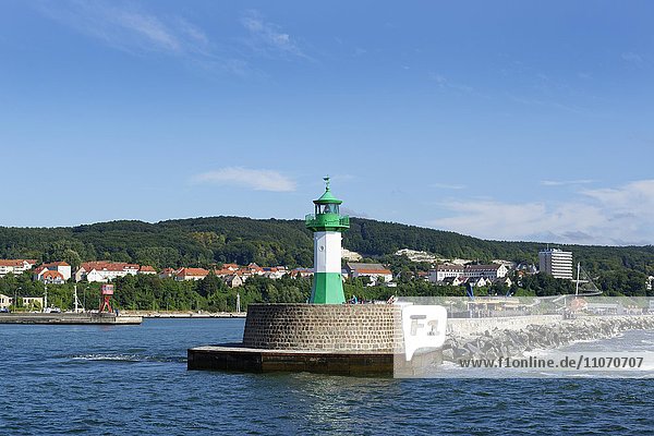 Hafeneinfahrt mit Leuchtturm  Sassnitz  Insel Rügen  Mecklenburg-Vorpommern  Deutschland  Europa
