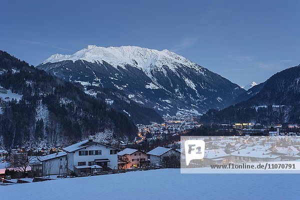 Haupttal des Montafon  Abendstimmung  Ausblick von Vandans nach Schruns  oben Skigebiet Silvretta Montafon mit Hochjoch und Kapellalpe  Montafon  Vorarlberg  Österreich  Europa