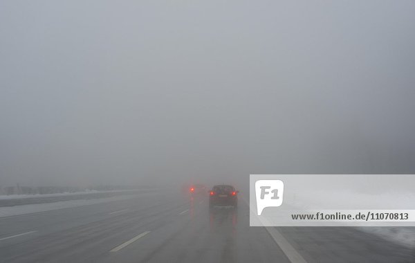 Autos im Nebel mit Nässe und Schneematsch auf der Bundesautobahn A4  schlechte Sicht  Thüringen  Deutschland  Europa