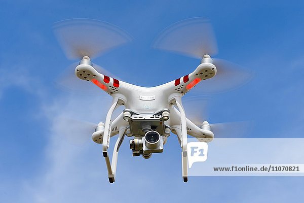 Quadrocopter,  Drohne,  mit Kamera fliegt vor blauem Himmel,  DJI Phantom 3