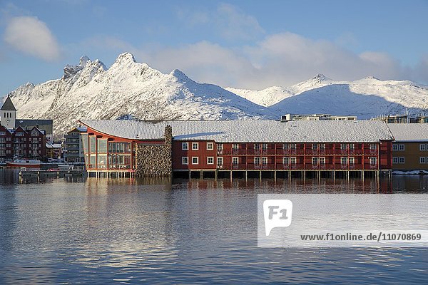 Hotel Scandic Svolvær vor schneebedeckten Bergen  Svolvaer  Austvågøya  Lofoten  Nordland  Norwegen  Europa