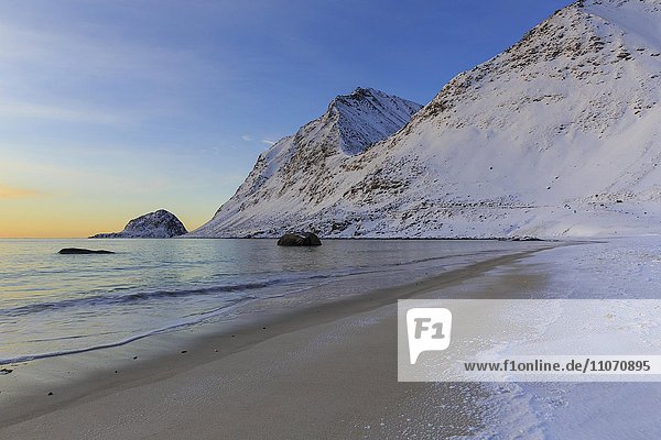 Haukland Strand mit Schnee  Vestvågøy  Lofoten  Nordland  Norwegen  Europa