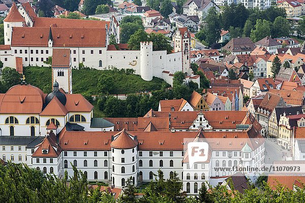 Hohes Schloß und Kloster Füssen Ausblick vom Kalvarienberg Allgäu Oberbayern Bayern Deutschland Europa
