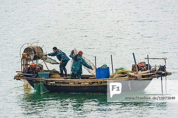 Fischerboot  Halong-Bucht  Golf von Tonkin  Nordvietnam  Vietnam  Asien