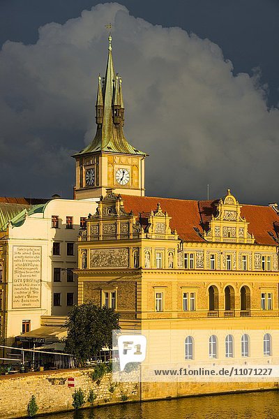Bedrich Smetana Museum  dahinter der Altstädter Wasserturm  Smetana Kai  Altstadt  Prag  Böhmen  Tschechien  Europa
