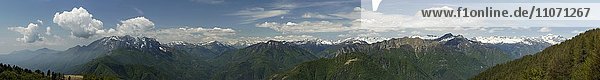 Bergkette  Walliser Alpen leicht mit Schnee bedeckt  Tessin  Schweiz  Europa