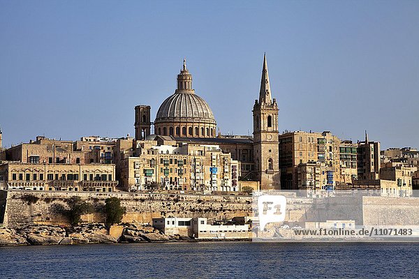 Ausblick von Sliema  St.Pauls Kathedrale und Karmeliterkirche  Marsamxett Harbour  Valletta  Malta  Europa