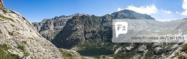 Bergsee Lac de Melo  Aussicht vom Lac de Capitello  dahinter Gebirge  Restonica Hochtal  Quelle des Restonica Fluss  Corte  Département Haute-Corse  Korsika  Frankreich  Europa