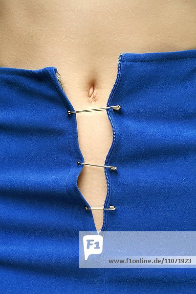 Frau Rock kaputter Reißverschluss behelfsmäßig mit Sicherheitsnadeln gehalten Close-up Bauchnabel Symbolbild Übergewicht Diät