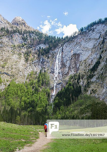 Wanderer auf dem Weg zum Röthbachfall  höchster Wasserfall Deutschlands  Salet am Königssee  Nationalpark Berchtesgaden  Berchtesgadener Land  Oberbayern  Bayern  Deutschland  Europa